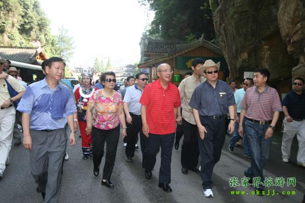 張家界市委書記胡伯?。ㄗ笠唬┡阃瑖顸h主席吳伯雄（正中）前往梯瑪神歌劇場