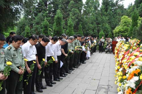 2012年5月10日下午3時(shí)，在湖南省張家界市天子山賀龍公園隆重舉行了